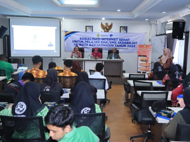 
 Pelajar di Banjarmasin Dibekali Penggunaan Internet Sehat