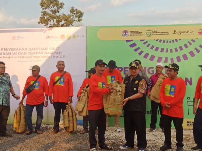 
 Bebas Kantong Plastik, Pemko Banjarmasin Bagikan Ribuan Bakul Purun ke Panitia Kurban
