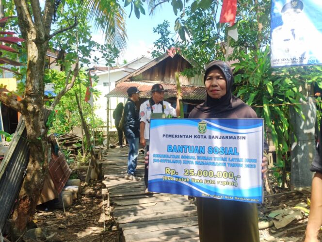 
 Tinggal Sendirian Sejak Lama di Rumah Rusak Parah, Akhirnya Hamidah Dapat Bantuan Sosial Rutilahu