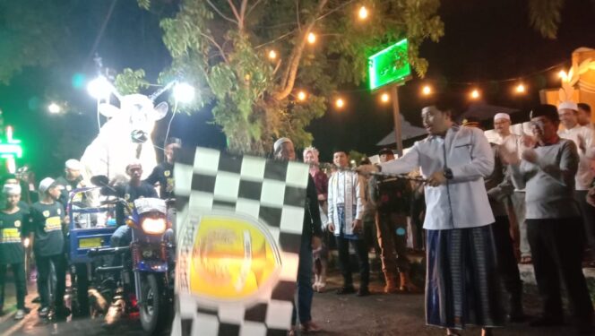 
 Bupati melepas peserta pawai takbiran malam Iduladha di depan rumah dinasnya, Rabu (28/6/2023).