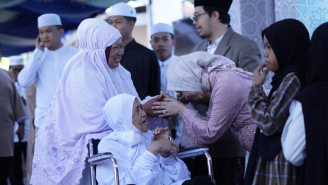 
 Usai Salat Ied Berjamaah di Lapangan Dwi Warna, Bupati Aulia Gelar Open House
