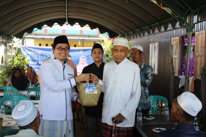 
 Bupati Aulia menyerahkan langsung daging kurban kepada warga yang berhak mendapatkannya, Sabtu (1/7/2023).