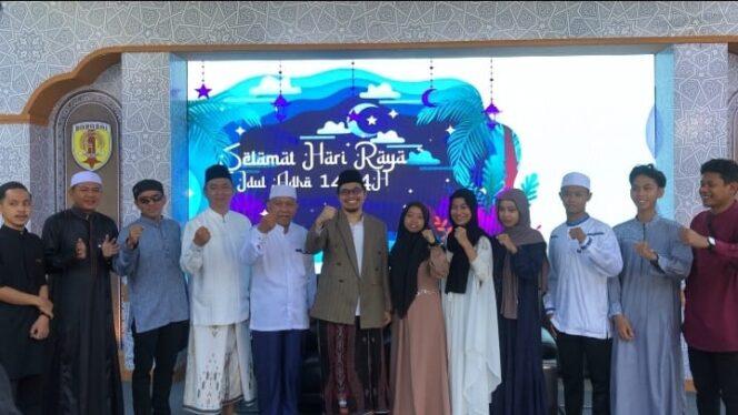 
 Bupati Aulia saat memberikan restu keberangkatan kepada pegiat olahraga HST yang mewakili Kalsel pada ajang Fornas ke 7 di Bandung.