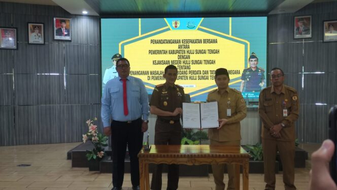 
 Bupati Aulia bersama Kepala Kejari, Faizal Banu menandatangani MoU Datun di Auditorium Pemkab HST, Selasa (4/7/2023).