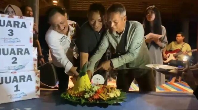 
 Potong tumpeng ulang tahun ke 3 APAM Barabai dirayakan di Wisata Manggasang Kecamatan Hantakan, Rabu (5/7/2023) malam.