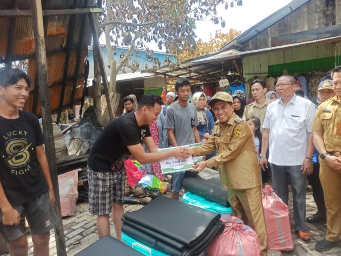 
 Salurkan Bantuan  Korban Kebakaran di Rawasari, Wakil Walikota Banjarmasin Terus Ingatkan Waspada Potensi Kebakaran