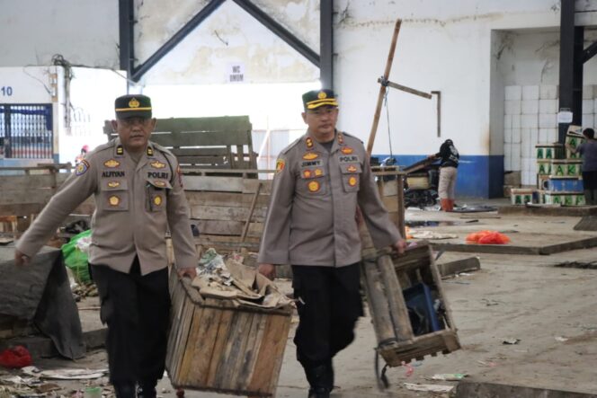 
 Puluhan Polisi HST Datangi Pasar ATM di Barabai Ada Apa?