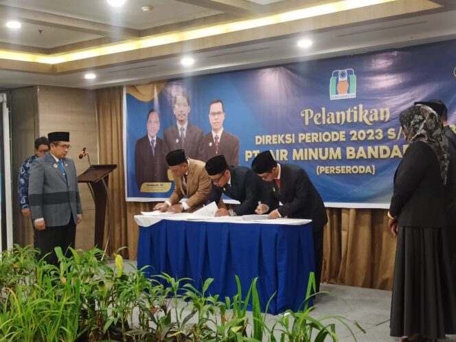 
 Tiga Direksi PAM Bandarmasih Baru Resmi Dilantik, Wali Kota Berpesan Tingkatkan Pelayanan Kepada Masyarakat