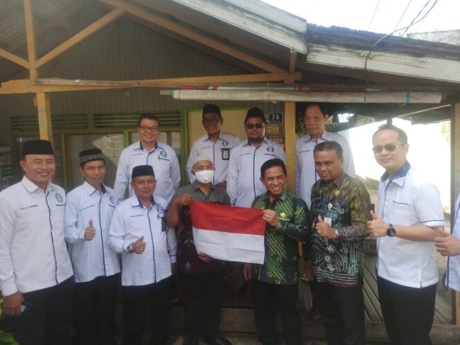 
 Menyonsong Hari Kemerdekaan,  Pemko Banjarmasin Bagikan Bendera Merah Putih pada Warga