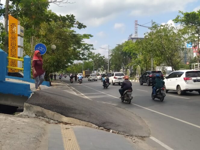 
 Jembatan Komplek Bakula Menutupi Trotoar  Belum Dibenahi Ulang, PUPR : Masih Menunggu Rekomendasi Wasbang
