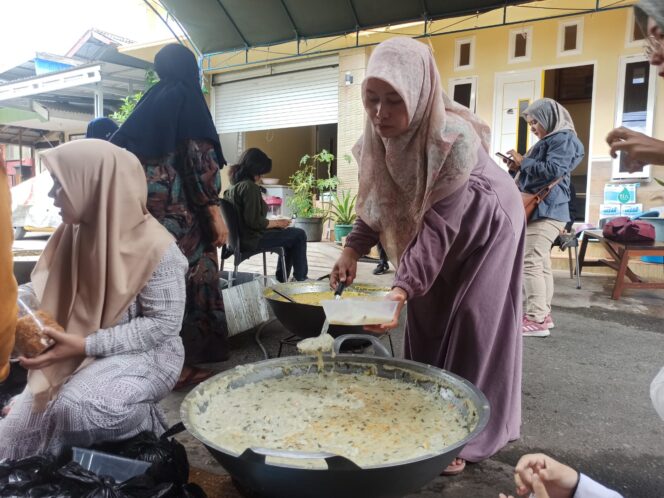
 Semarakan 10 Muharam, Warga Sungai Andai Buat Bubur Asyura