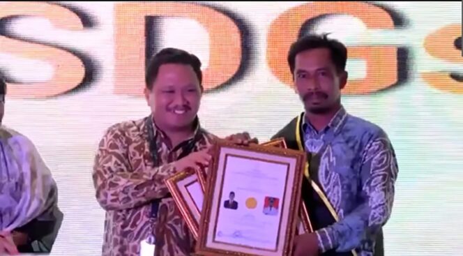 
 2 Desa di HST Terima Penghargaan Kemendes, Bupati Aulia: Motivasi Desa Lain