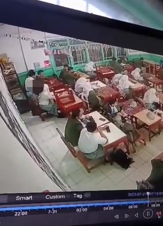 
 Rekaman CCTV saat kejadian penusukan pelajar di SMA Negeri Banjarmasin (Tangkap Layar).