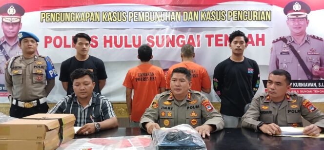 
 Kapolres Jimmy didamping Wakapolres Kompol Reinhard Maradona dan Kanit Pidum Satreskrim menggelar Konfrensi Pers di Ruang Media Center Polres HST, Selasa (1/8/2023).
