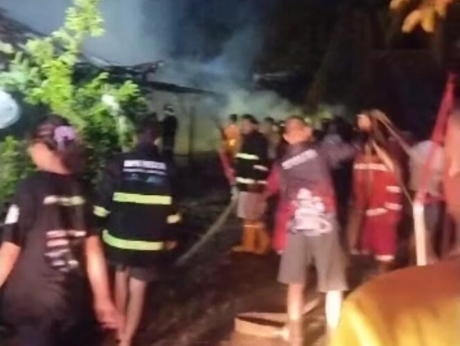 
 Jelang Isya, ‘Gudang Ulin’ Telang HST Diamuk Si Jago Merah