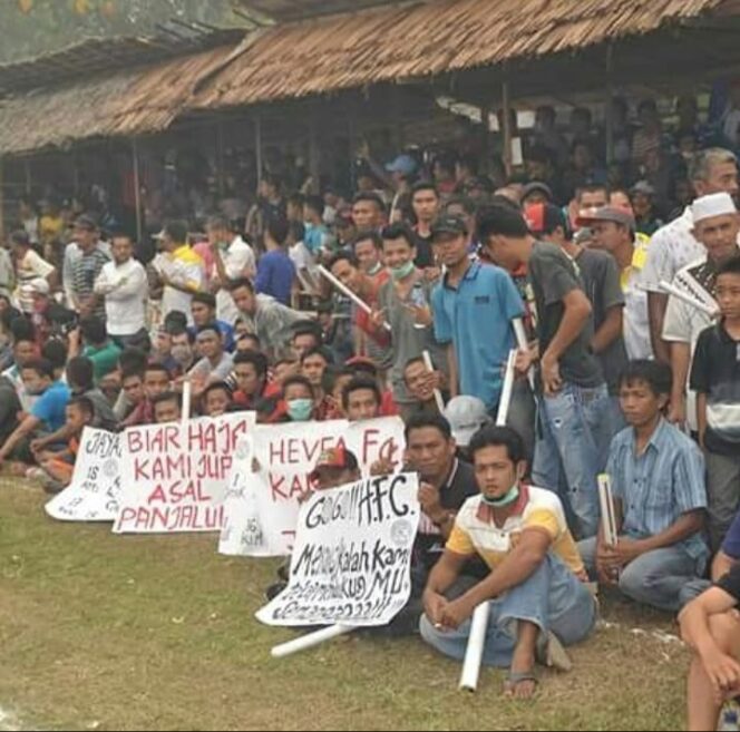 
 Sporter Hevea FC memberikan dukungan semangat ke pemain.,