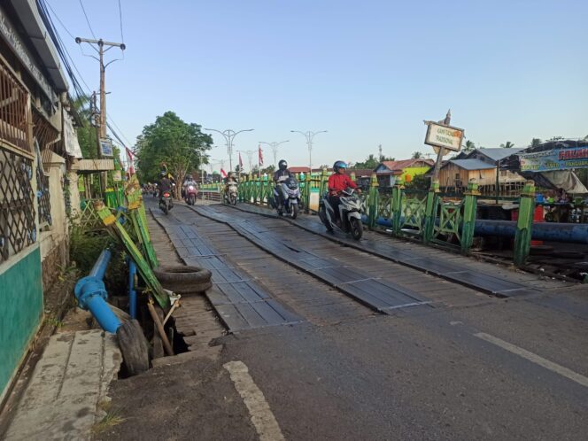 
 Jembatan Samping Mesjid Sultan Suriansyah Rusak, PUPR Janji Bakal Memperbaikinya
