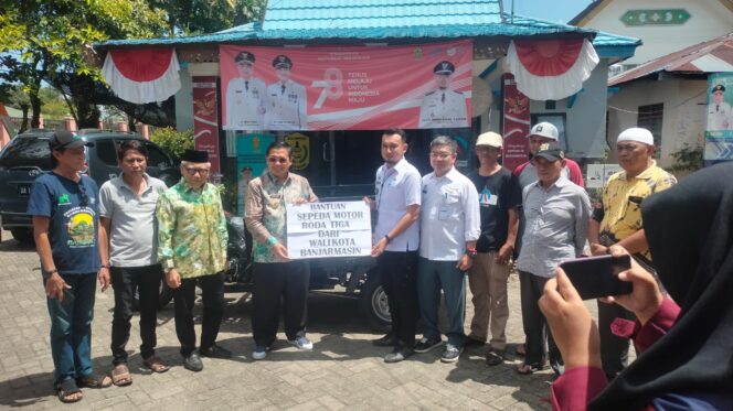 
 Tanggapi Usulan Warga Sungai Miai, Wali Kota Banjarmasin Serahkan Satu Unit Tosa Pengangkut Sampah