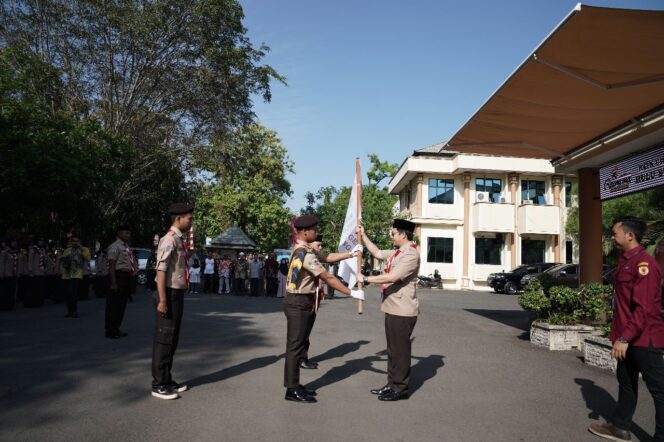 
 Prosesi pelepasan kontingen Rainmas ke 12 HST ke Cibubur diambil langsung Bupati HST, H Aulia Oktafiandi di halaman kantornya, Kamis (10/8/2023).