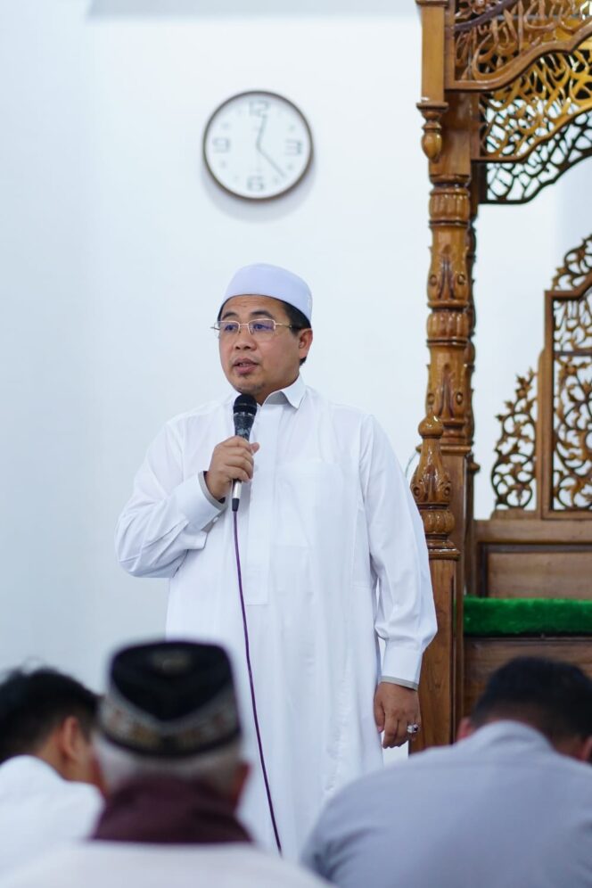 
 Khatib Di Masjid Darul Hikmah, Wali Kota Berpesan Selalu Perbaiki Diri