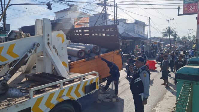 
 Truk Tronton Amblas Dibekas Galian Pipa PTAM Di Jalan Padat Karya Sungai Andai