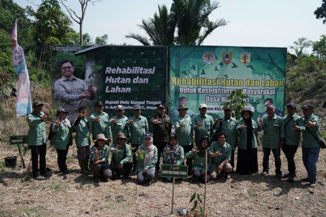 
 RHL di Batang Alai HST, Bupati Aulia Pimpin Gerakan Tanam Pohon