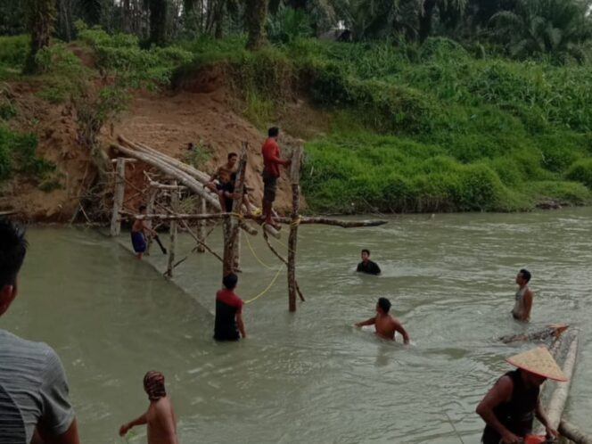 
 Ramai-Ramai Bangun Jembatan Darurat Penghubung Rangas-Wawai HST