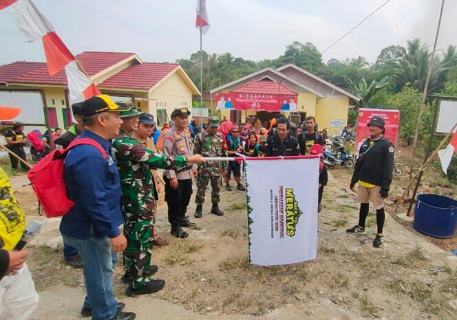 
 Dandim Gagang melepas para peserta Pendakian Nasional Merah Putih 2023 ke Halau-Halau di Desa Hinas Kiri Kecamatan Batang Alai Timur, Selasa (15/8/2023).