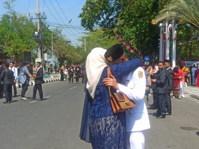 
 Haru, Seorang Paskibraka Balai Kota Tersedu-sedu di Pelukan Ibunya Usai Jalankan Tugas