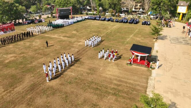 
 Proses pengibaran Merah Putih peringatan HUT ke 78 RI di Lapangan Dwi Warna Barabai, Kamis (17/8/2023).