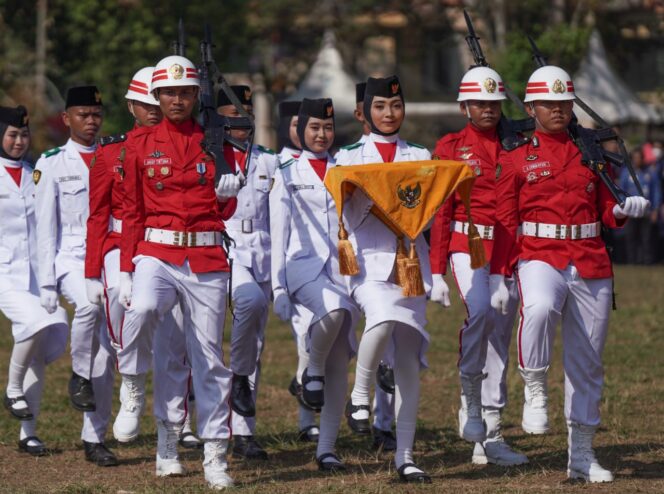 
 Dua Gadis Pembawa Baki, Tampil Memukau Saat Upacara HUT ke 78 RI di HST