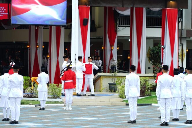 
 Bertindak Jadi Inspektur Upacara Penurunan Bendera, Arifin Ajak Masyarakat Terus Berjuang Meski Telah Merdeka