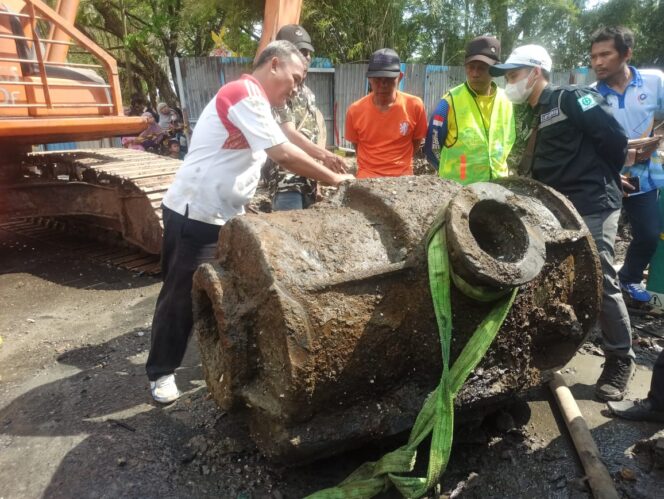 
 Pengamatan Antropologi Bersama Tim Ahli Cagar Budaya Terhadap Benda Temuan di Langgar Al-Hinduan Bertolak Belakang