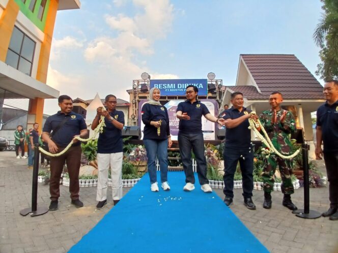 
 Potong pita, Bupati Aulia didampingi istri dan Forkopimda meresmikan Bazar Wirausaha Muda HST di halaman Gedung Murakata Barabai, Senin (21/8/2023).