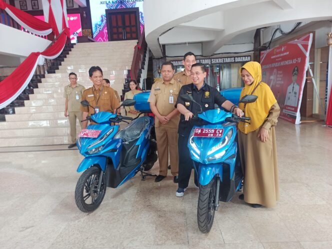 
 Guna Menjangkau Seluruh Titik, Belasan Unit Sepeda Motor Diserahkan Kepada Penyuluh KB Banjarmasin