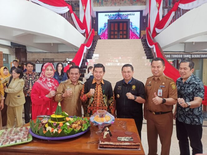 
 Disela-sela Agenda, Wali Kota Ibnu Sina Beri Kejutan Ulang Tahun Kepada Wakil Wali Kota Banjarmasin