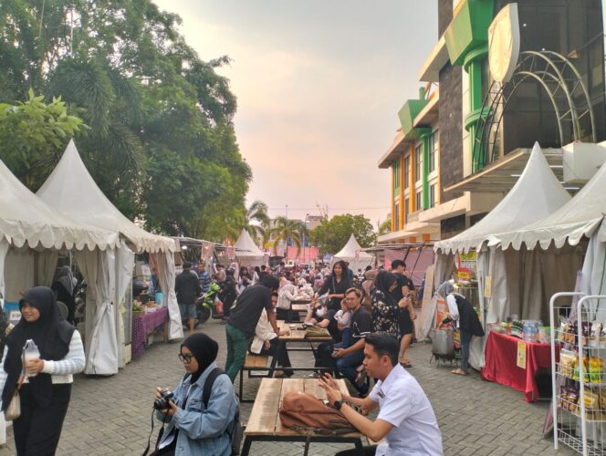 
 Bazar Wirausaha Muda HST 2023 ramai dikunjungi masyarakat di halaman Gedung Murakata Barabai, Rabu (23/8/2023).