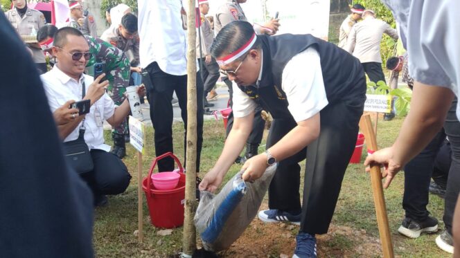 
 Ikuti Penanaman Pohon Serentak, H Ibnu Sina : Investasi Masa Depan Lewat Penghijauan Kota Banjarmasin