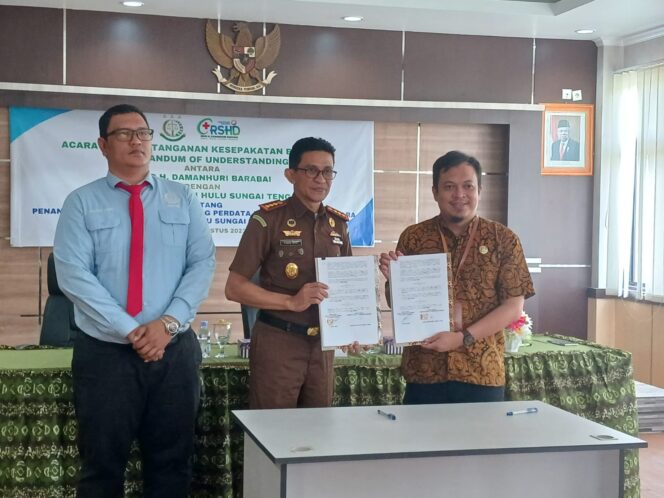 
 Penandatangan MoU antara RSHD Barabai dengan Kejari HST di Aula Kejaksaan, Kamis (24/8/2023).