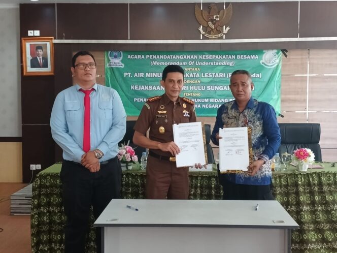 
 Penandatanganan MoU antara Plt Direktur PT AMML dengan Kepala Kejari di Aula Kejaksaan HST, Kamis (24/8/2023