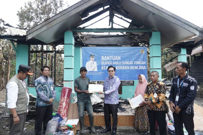 
 Serahkan Bantuan Kepada Korban Kebakaran di Maringgit HST, Bupati Aulia Minta Tingkatkan Kewaspadaan