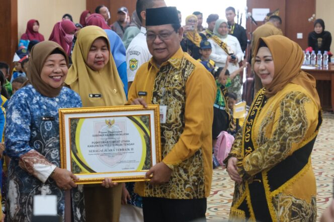 
 Paman Birin menyerahkan penghargaan terbaik ke 2 PRAP se Kalsel kepada Wakil Ketua TP PKK HST, Hj Fauziah Hasby Mansyah Sabri di Gedung Idham Chalid Banjarbaru, Senin (28/8/2023).