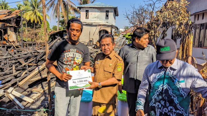 
 Pemko Salurkan Bantuan Untuk 55 Jiwa Korban Kebakaran di Kelurahan Surgi Mufti