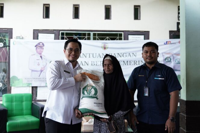 
 Bupati Aulia secara simbolis menyerahkan bantuan beras kepada masyarakat di 3 kecamatan HST, Rabu (20/9/2023).