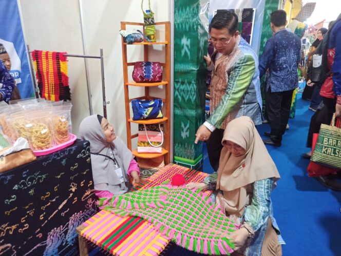 
 Wali Kota Banjarmasin Lirik Produk Kerajinan Tangan Kelompok Penyandang Disabilitas di Pekan Raya Banjarmasin