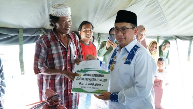 
 Wali Kota Serahkan Bantuan Korban Kebakaran di Banjarmasin Utara dan Barat