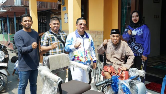 
 Wali Kota Banjarmasin Serahkan Sepeda Listrik Roda Tiga Pada Penyandang Disabilitas Berdedikasi