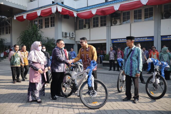 
 Ibnu Sina Serahkan Hadiah dan Bantuan CSR di PAM Bandarmasih