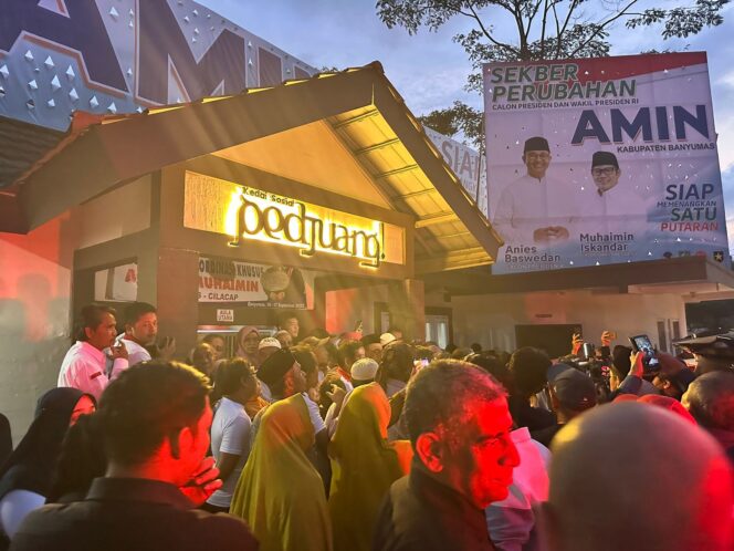 
 Anies Baswedan Resmikan Kafe Pedjuang Banyumas Jadi Markas Relawan