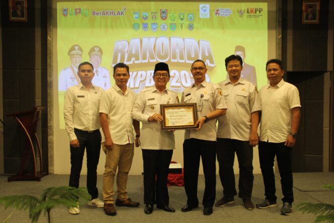 
 Wabup Mansyah Terima Penghargaan UKPBJ HST Proaktif